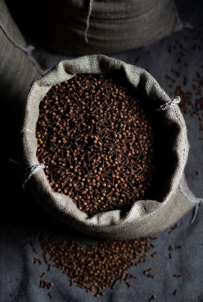 cloves pile of cloves